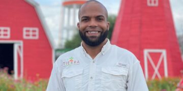 Juan Carlos Almonte, gerente de Tierra Tropical, recibe el Premio Nacional de la Juventud