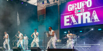 Grupo Extra regresa triunfalmente a Nápoles ante más de 20,000 personas