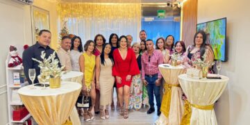 Emporio de Belleza Clinic da la bienvenida a la Navidad con un emotivo encendido de su árbol navideño